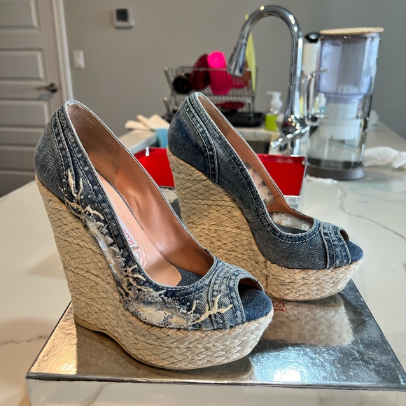 Beautiful Gianmarco Lorenzi denim and lace wedges - Picture 2 of 9